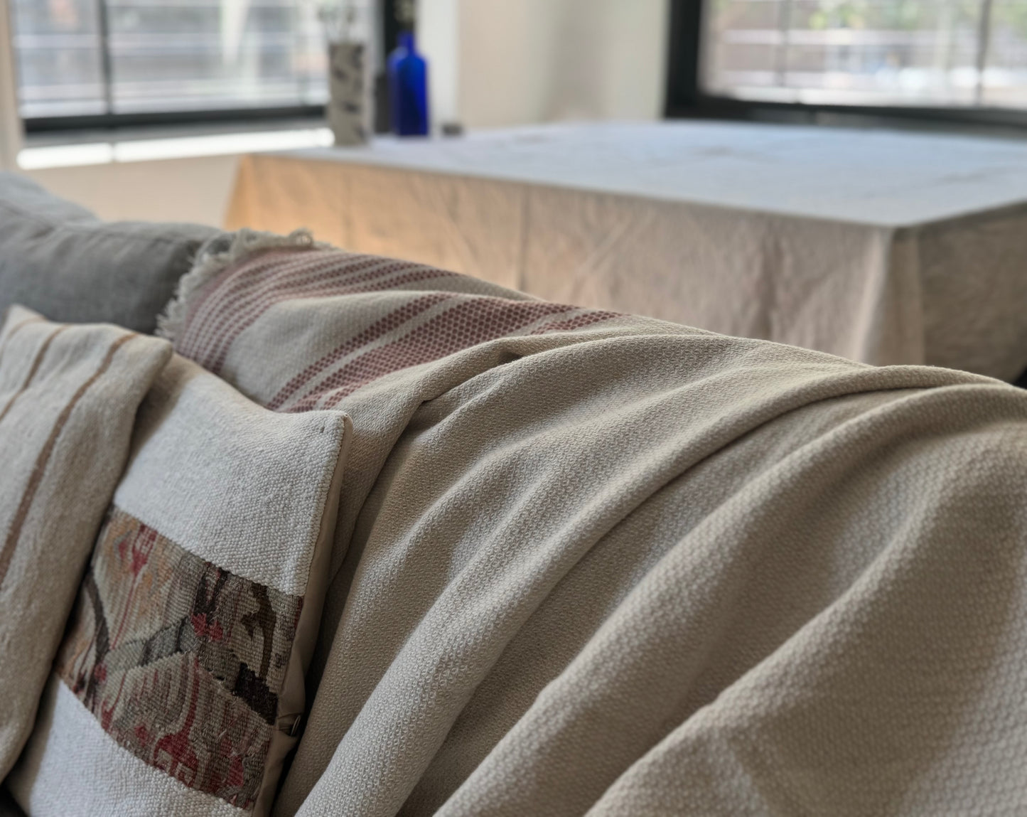 Erguvan Throw Blanket